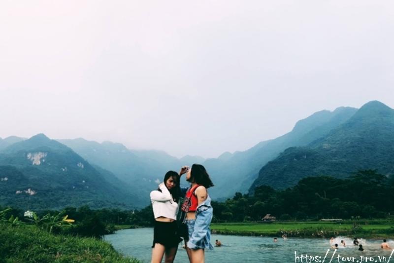 Du khách đang chụp ảnh hoặc check-in tại một điểm dừng chân có view đẹp trên đèo Thung Khe